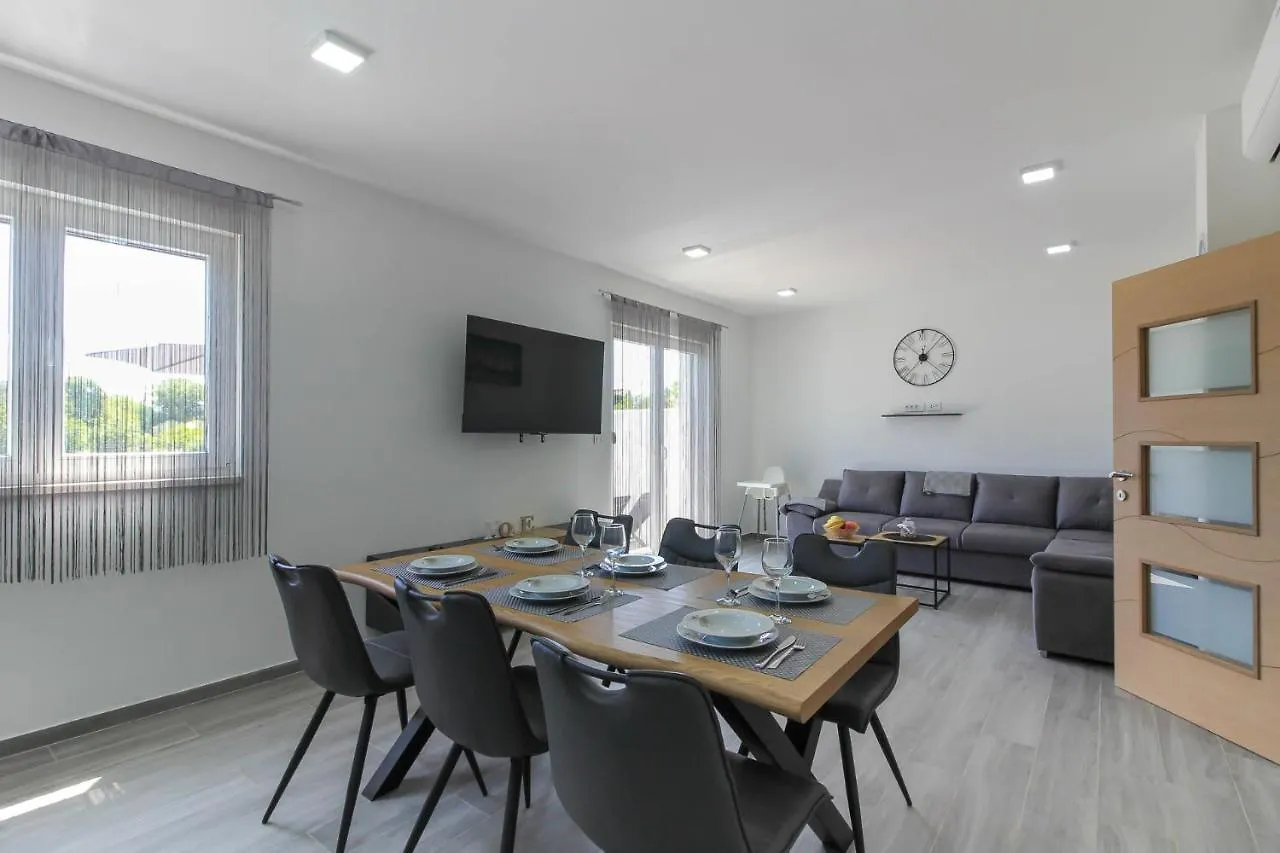 Villa Relax II With Private Pool Near The Town And The Beach By Wiibuk Sisan 0*,